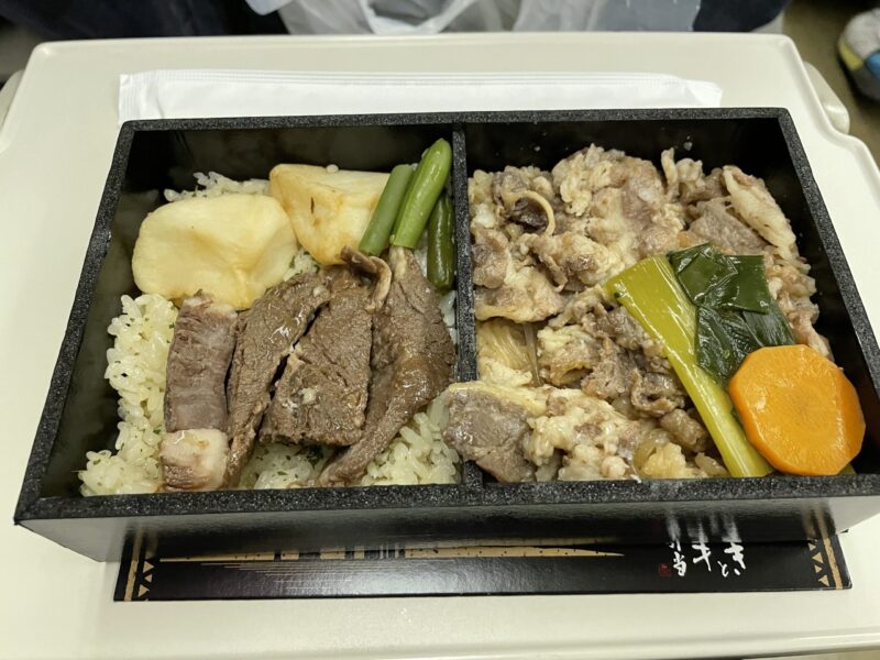 淡路屋の駅弁の神戸のすきやきとステーキ弁当