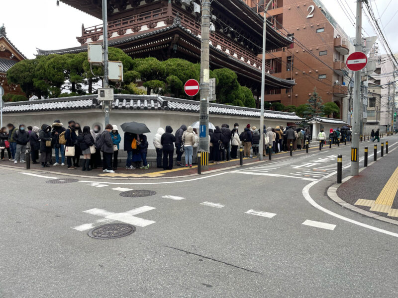 博多ラーメンシンシン天神本店前の行列